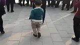 奶奶带大的小孩，舞感简直没谁了，真是太搞笑了