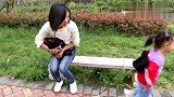 年轻妈妈带娃去公园玩，宝宝跑的太快，快把妈妈累坏了