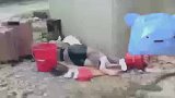 两名女子天桥下铺着席子睡觉，生活不易，加油