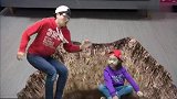 小萝莉在玩儿童玩具哦