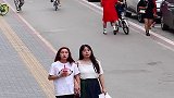 街头整蛊路人,大哥饿了突然向美女问厕所地点,笑喷了路人!