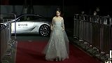 2020时尚先生年度盛典，吴佳怡一袭银色纱裙，美美的亮相红毯