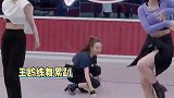 王鸥练舞累到躺地上，四仰八叉毫无偶像包袱，像极了天线宝宝