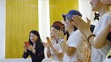 她收集不同旅者的故事，将它们写成书，记录在生活里。