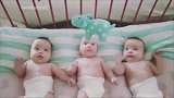 三胞胎宝宝睡醒后乖乖躺着看玩具，这一刻的宝宝们就像天使！