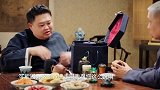 玩蝈蝈的器皿大有讲究，孙越的几个葫芦让马爷赞不绝口，不一样！