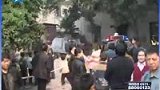 公牛发疯冲入居民区 警察持冲锋枪射杀-3月23日