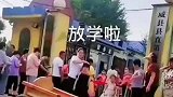 小女孩每天坐狗狗拉车上学，这绝对是全校最靓的崽
