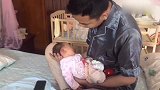 果然是爸爸的小棉袄，爸爸一直抱着小宝宝动也不动