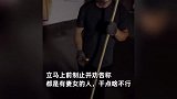 男子凌晨在街上捞“地沟油”，路人上前制止：咱都有妻女，干点啥不行