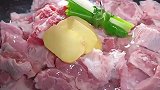炖牛肉千万不要直接下锅炖，多加一个步骤，牛肉软烂好吃极了