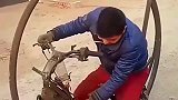 农村小伙自制怪异摩托车，骑出去大概会被抓吧