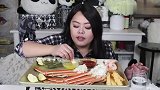 大姐吃炸虾条、虎头虾和雪蟹，都是高端食材，得花不少钱