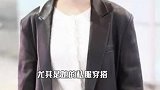 好瘦！李沁穿黑色西装气质优雅,素颜梳丸子头皮肤白皙
