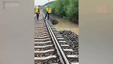 洪水冲毁铁路火车司机紧急停车避险 救下800名乘客的生命