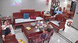 监控无意间拍下的一幕，一看就是亲妈