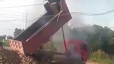 渣土车卸货刮到高压线，车身瞬间起火