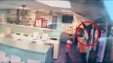 地震突发天花板掉落 男孩抱起小女孩“百米冲刺”逃跑
