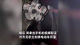 女子深夜出门遭陌生男子骚扰，“给你钱咱玩一下”，果断拿出手机对方立刻开溜