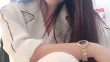 这个小姐姐漂亮啊，长得优雅有气质，这裤子也是超符合她气质