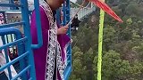 小哥穿汉服蹦极，好像一位随风远去的神仙