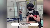 陈妍希现身机场被偶遇，黑T配短裙长腿吸睛，走路一瘸一拐腿伤还没好