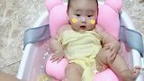 小宝宝太会享受了，洗澡的时候把腿抬得这么高，小模样太萌了！