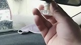 打开中央后视镜的隐藏功能，夜晚开车可以避免刺激视线。