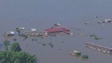 西伯利亚地区遭遇严重洪水 水面淹到房顶房屋如玩具被冲走