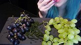 小姐姐依次吃紫葡萄、绿葡萄、海葡萄，发出截然不同的咀嚼音