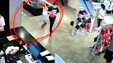 某商场的玻璃墙垮塌，小男孩当场就被砸到了