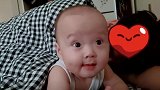小宝宝刚学了吐口水，就在床上不停地练习，小表情好逗啊！