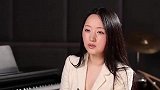 杨钰莹工作照曝光 穿露肩修身装身材傲人