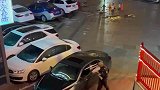 轿车在步道上违停，被保安贴纸警告