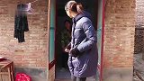 母亲为了打牌把傻儿子绑住，回来后儿子丢了，听完邻居的话后悔了