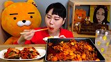 小姐姐吃肥肠炒年糕，看色泽就感觉超级有食欲