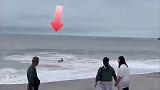情侣被海浪卷进海里，拍摄者称外地人，不听劝