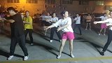广东佛山一男子跳广场舞，女士们吓的面红耳赤，背景音乐真好听