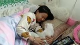 猫咪和小主人闹着玩，占据主动权，猫咪动作好娴熟
