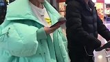 蓬松的羽绒服搭配破洞牛仔裤,这位女的穿搭令我混乱了季节