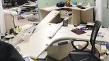 飞来横祸!员工正在办公室上班 小车突然破墙而入