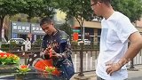 小伙拦车“讨喜”临时涨价
