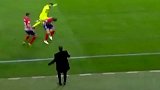 裁判他开挂!梅西背身凌空接球穿裆费利佩 反物理操作观众都傻了