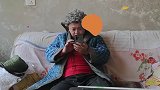 儿子老不回家，父亲便把房子租出去了，结果儿子见到租客腿软了