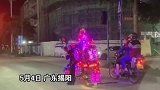 广东揭阳：一车主将车上装饰满各种各样的彩灯