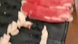 顾客来火锅店涮肉，筷子一夹肥肉瘦肉自动分离