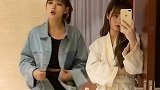 拿手机的小姐姐真好看 你们觉得呢