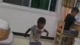 在无忧无虑的年纪，孩子把脸全抹黑，他能有什么坏心眼！