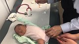宝宝睡的正香刚伸了个懒腰，突然就挨了一针，这是要吓死宝宝吗？