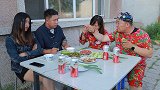 隔壁两口子总来家里蹭饭，聪明媳妇想了一招，可把邻居害惨了